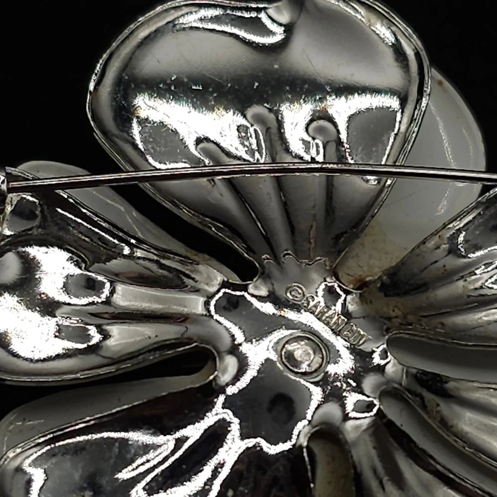 Vintage Sarah Coventry White Enamel Floral Brooch Silver Tone Dimensional‎ Pin